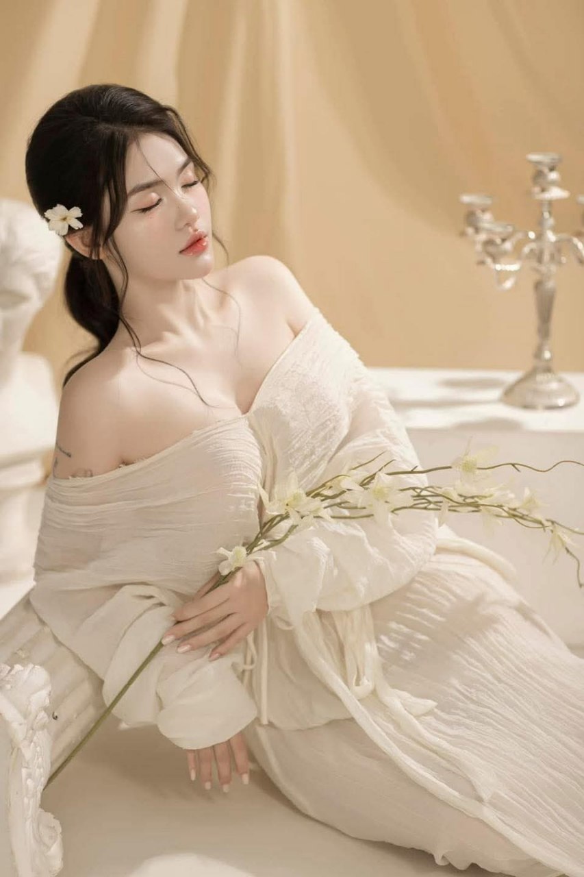 Anko, một cô gái tóc ngắn rất tao nhã [kiểm soát giá trị], ngọt ngào như ăn mật ong, với một quả trứng rung